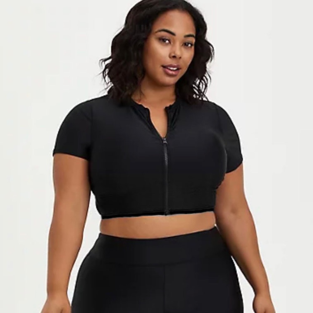 TORRID ACTIVE SWIM ZIP FRONT CROP RASHGUARD